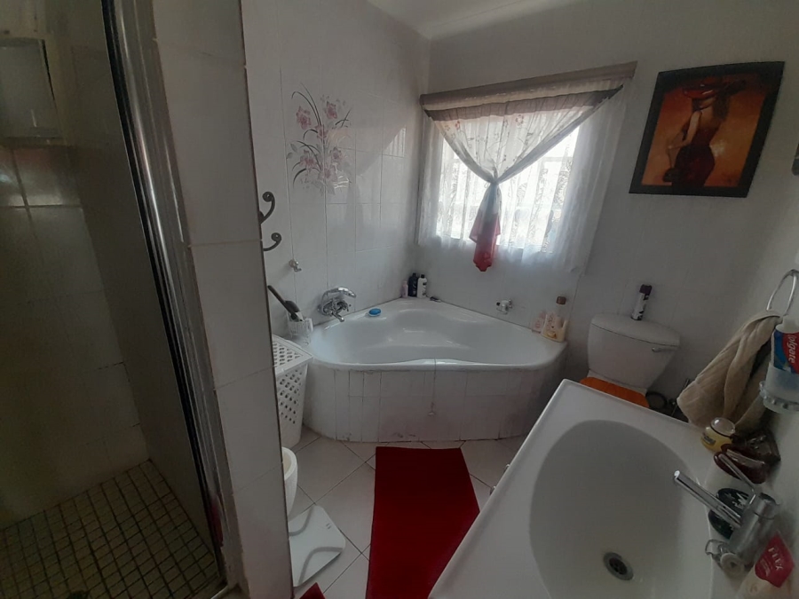 5 Bedroom Property for Sale in Heuwelsig North West